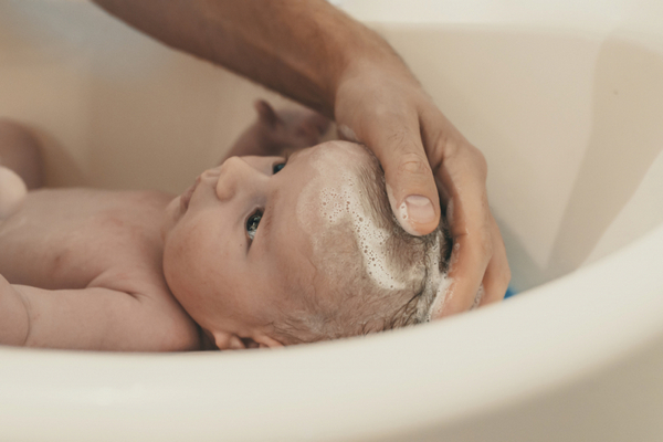 Хватит в это верить: 5 вредных мифов о купании новорожденного