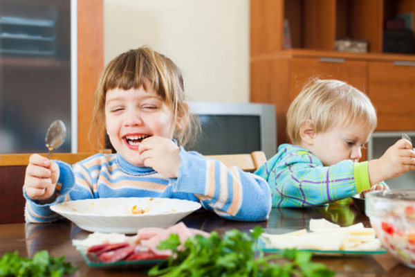 Привереда за столом: что делать, если ребенок отказывается от «нормальных» продуктов