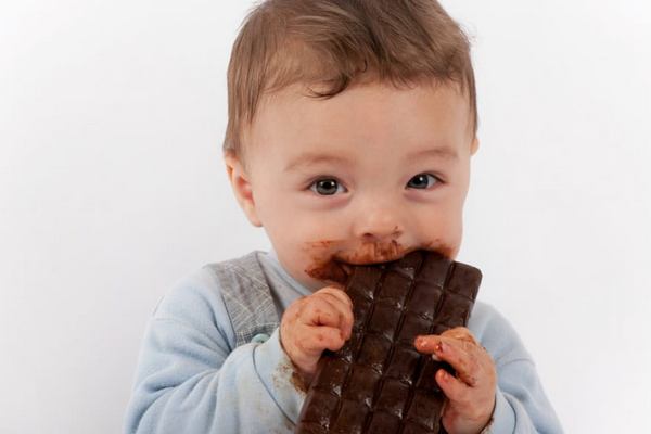 Что лучше — съесть шоколадку сразу или разделить на порции? Отвечает стоматолог