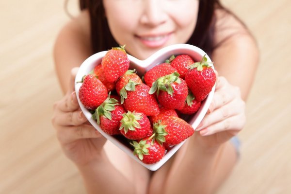Клубничные дни: cвежие ягоды помогут легко похудеть и улучшить состояние организма