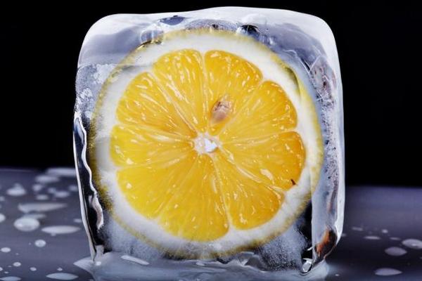 Почему стоит заморозить лимоны