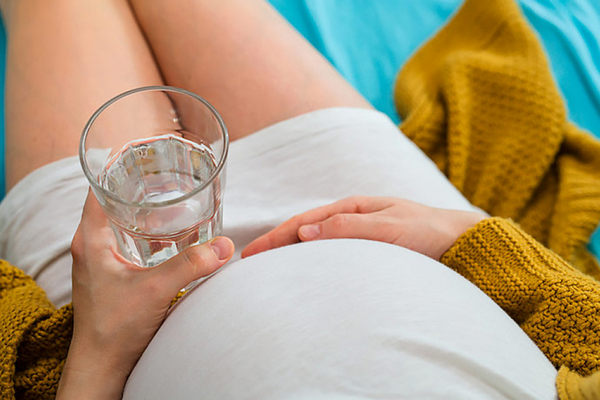 Сколько конкретно стаканов воды нужно выпивать беременной летом