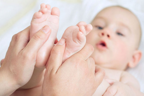Педиатр объяснил, почему здоровым младенцам не нужен массаж
