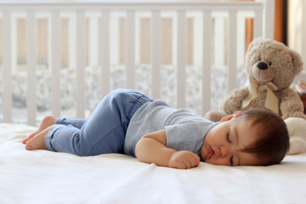 Названа самая безопасная поза для сна ребенка