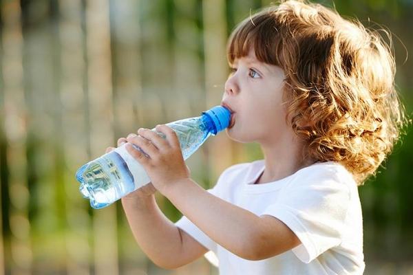 Как выбрать безопасную детскую воду