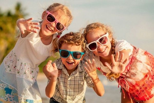 Чи потрібні дітям сонцезахисні окуляри? З якого віку їх можна носити т
