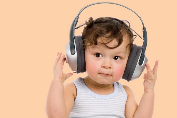Лор отметил снижение слуха у четверти детей — во всем виноваты наушники