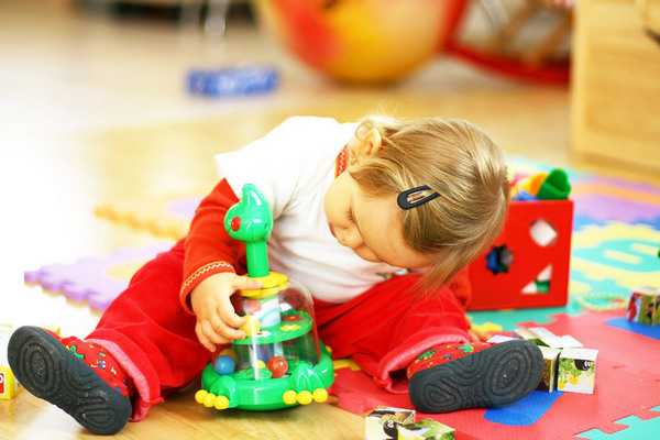 Ребенок разбрасывает игрушки: 5 игр, которые помогут решить эту пробле...