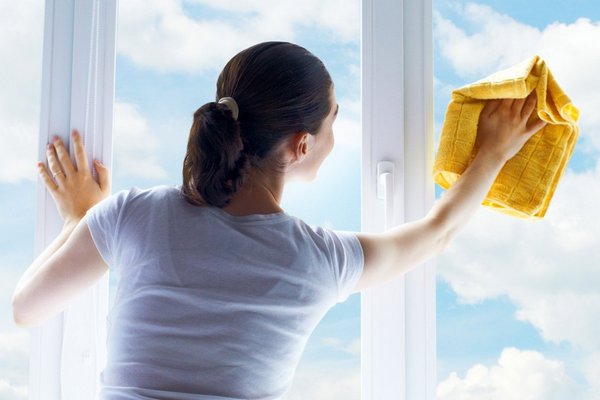 Круг, чай и картофель: чем помыть окна, если закончилось специальное средство