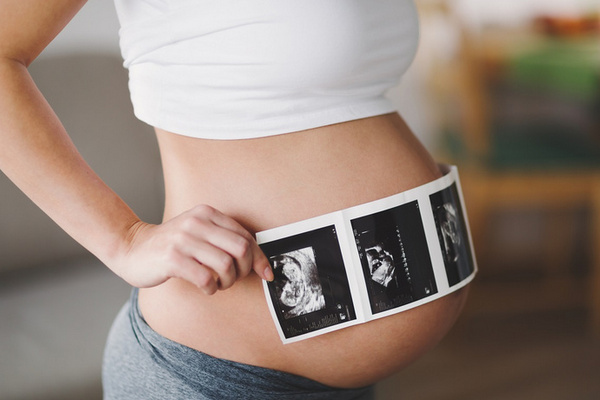Бегает в животе и плачет без слез: 10 удивительных фактов о младенце в утробе