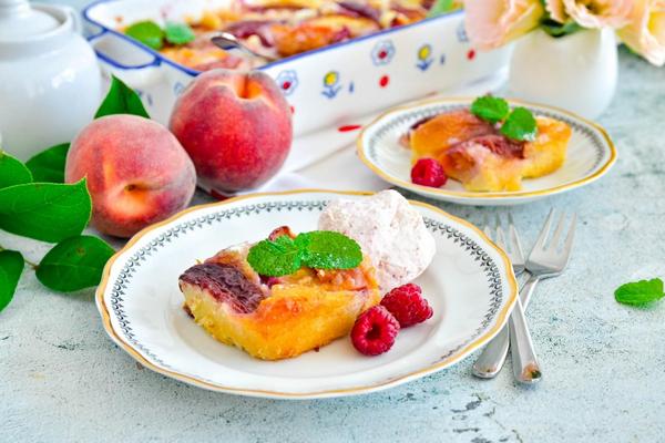 Американский пирог — теплый персиковый коблер с ванильным мороженым