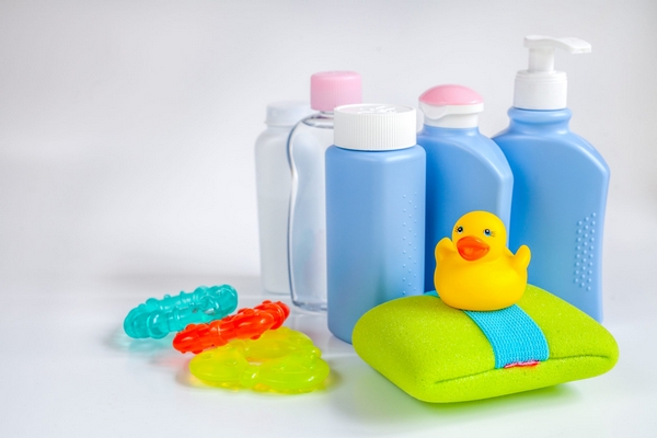 Чем безопасно стирать детскую одежду?