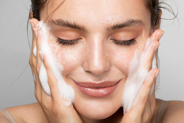 Восстановите сухую кожу лица с помощью этих основных советов по уходу: Пошаговое руководство