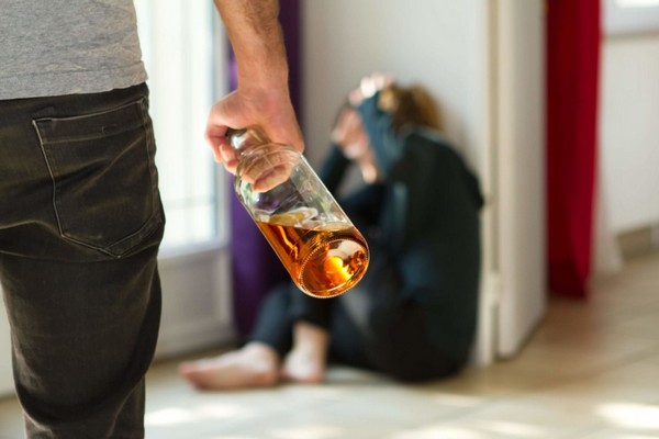 Батько-алкоголік — як живе дитина?