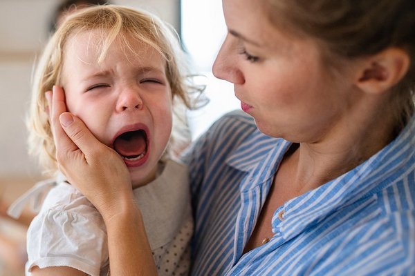 8 вещей, которые нельзя делать во время детской истерики