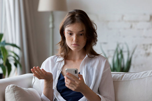 Почему на самом деле женщины проверяют телефоны мужчин, рассказали психологи