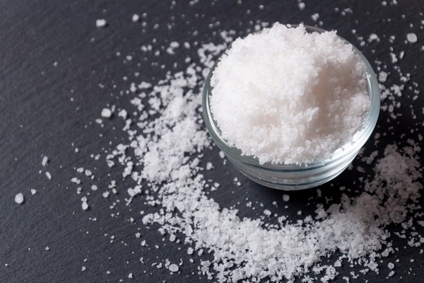 Диетологи объяснили, почему вредно полностью отказываться от употребления соли