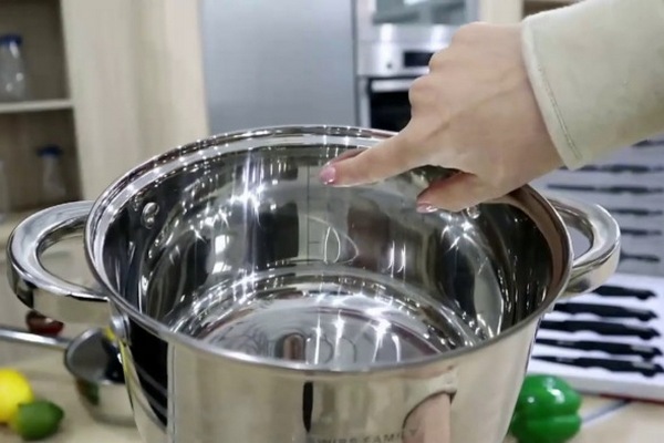 Металлическая посуда теперь блестит как новая — чистящее средство, которое нашло случайно