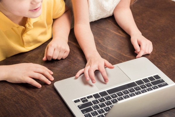 Безопасность ребенка в интернете: 7 вопросов юристу