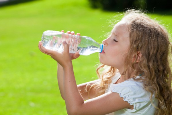 Сколько нужно пить воды детям: заботимся о водном балансе ребенка