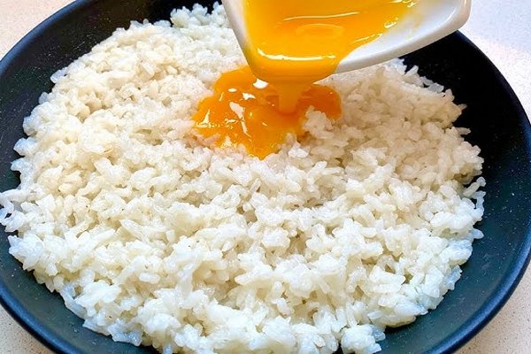 Жарьте рис на сковороде, а яйца взбивайте — простое удовольствие для ужина.