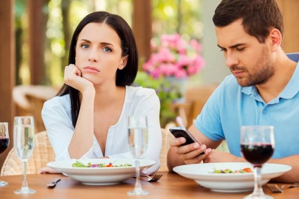 Почему ваш муж общается с прежним? 7 причин