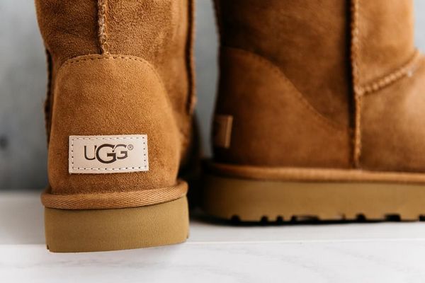 История и эволюция бренда UGG в модной индустрии