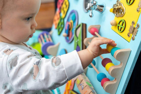 От пластилина до круп: 5 идей для развития мелкой моторики у ребенка в домашних условиях