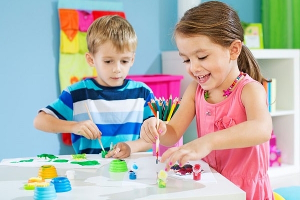 Дитячі набори для творчості: користь, різновиди та вибір за віком