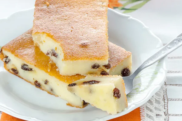 Здоровое питание: творожная запеканка с изюмом для детей и родителей