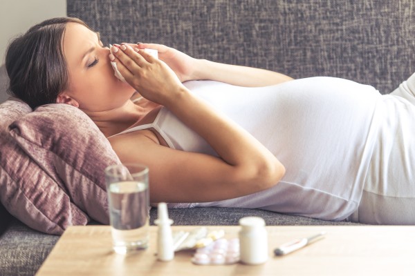 Почему во время беременности закладывает нос